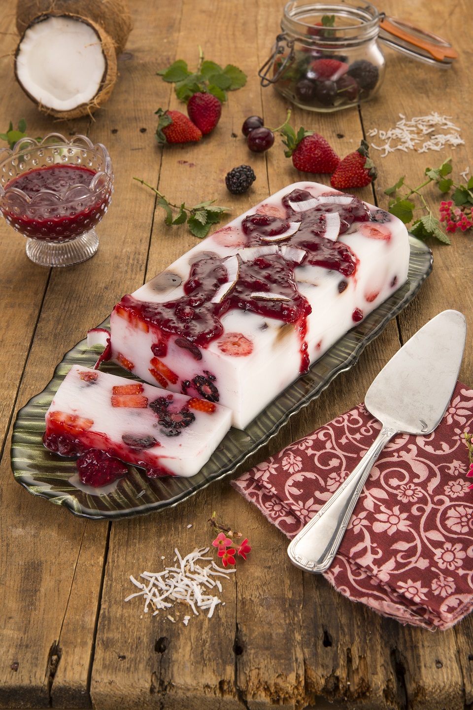 Gelatina vegana de leite de coco com frutas vermelhas Revista dos